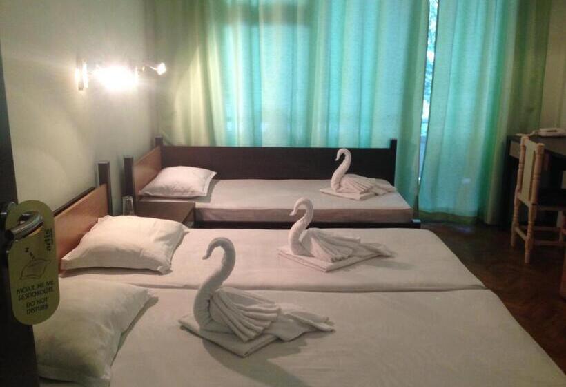 标准三人间, Adis Holiday Inn