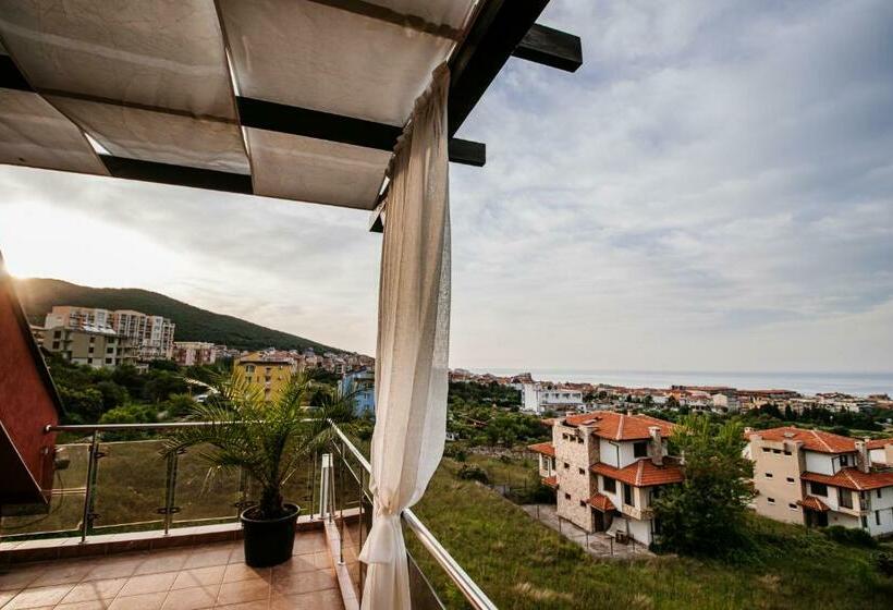 דירת שני חדרים, Red Iguana