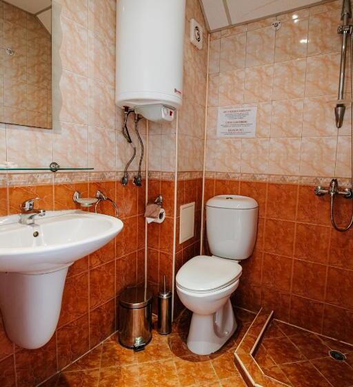 דירת שני חדרים, Red Iguana