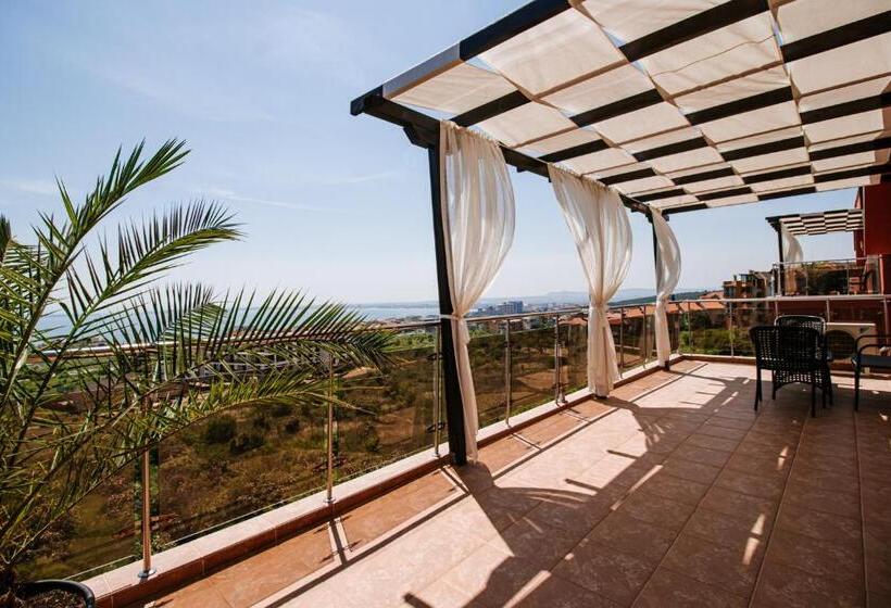 דירת שני חדרים, Red Iguana