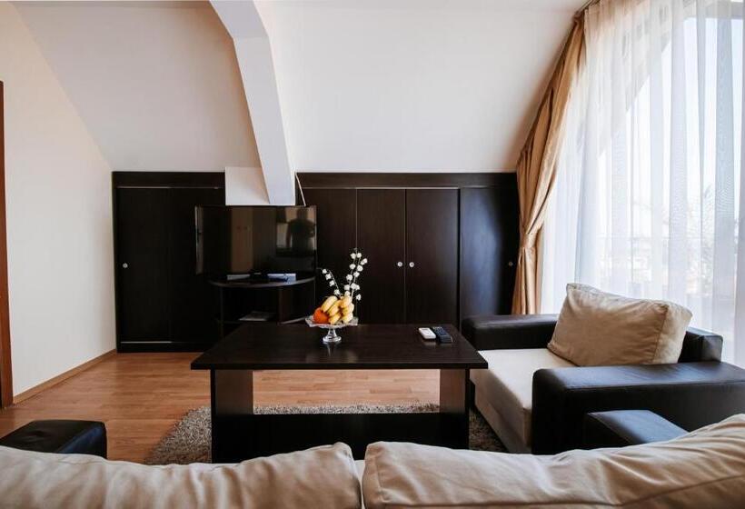 דירת שני חדרים, Red Iguana