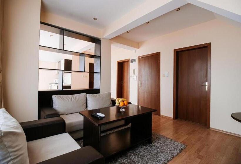 דירת שני חדרים, Red Iguana