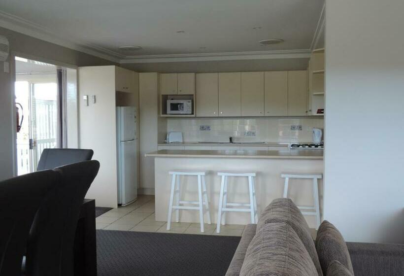 חדר משפחתי, Sussex Shores