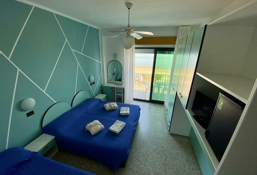 带海景标准四人间, Royal