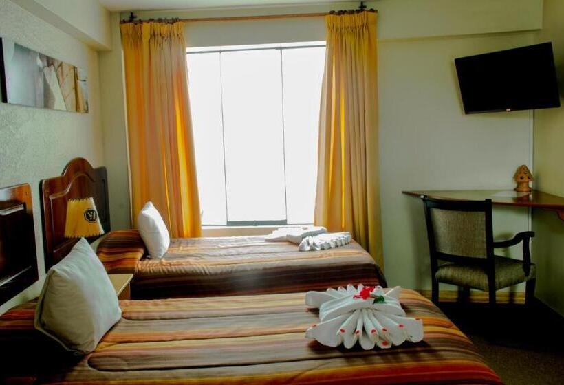 标准三人间, De La Villa Hermoza