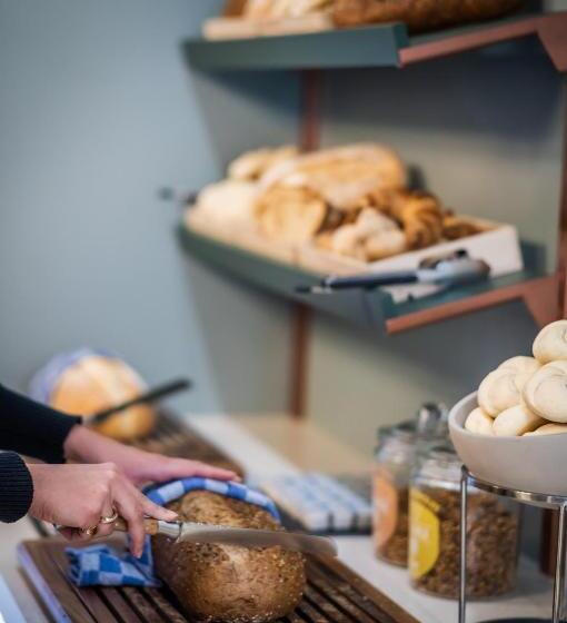 اتاق خانوادگی, Halbert