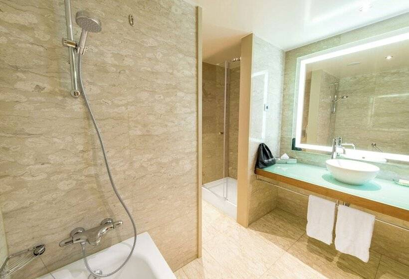 Номер Стандарт Вид на Бассейн, Hilton Diagonal Mar Barcelona