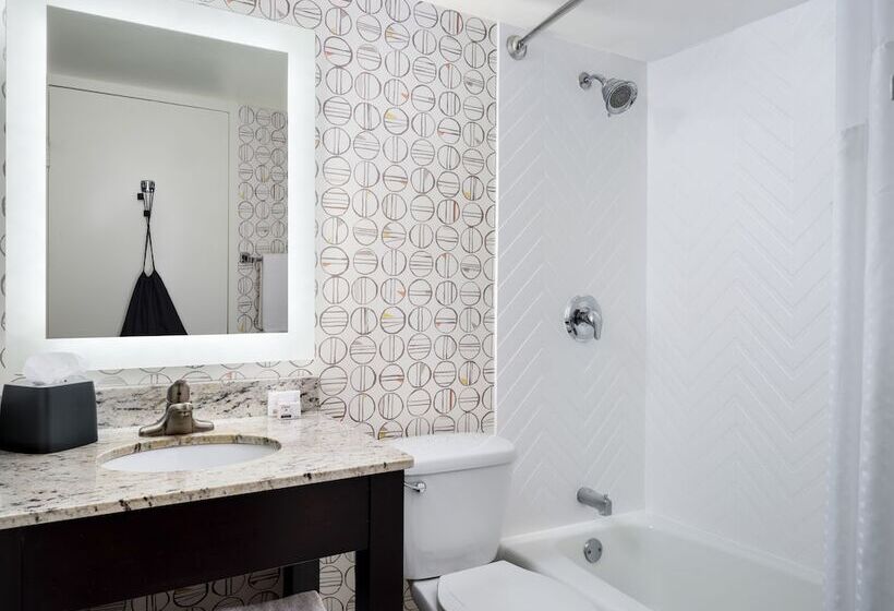 اتاق استاندارد با 2 تخت دوبل, Holiday Inn Hotel & Suites Boston Peabody By Ihg