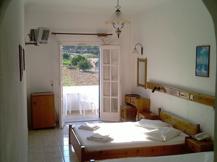 标准三人间, Levante Beach