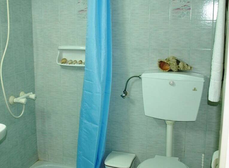 家庭间, Levante Beach