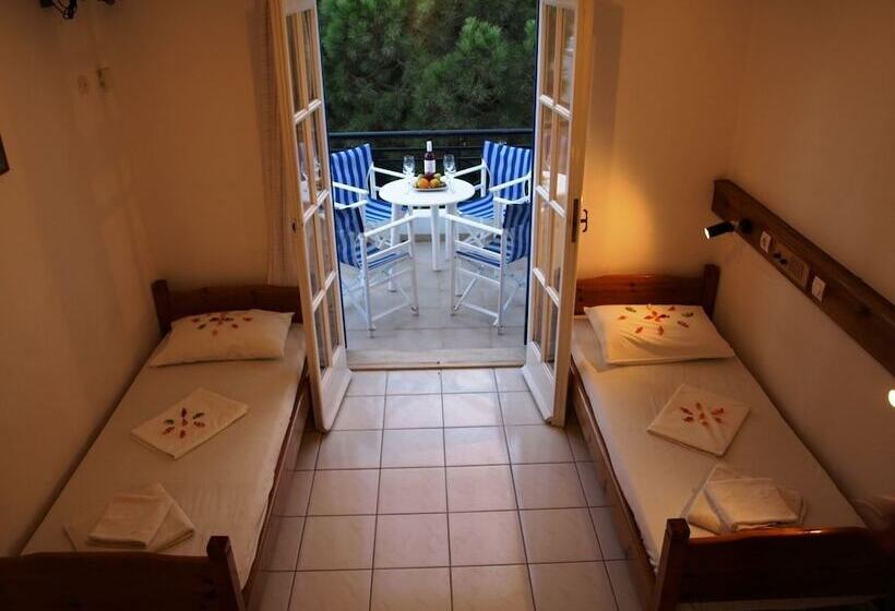 家庭间, Levante Beach