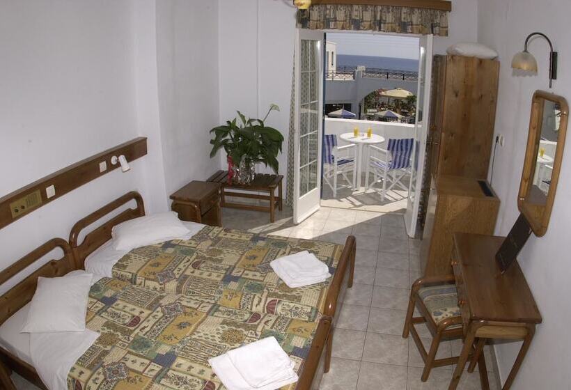 标准间带游泳池, Levante Beach