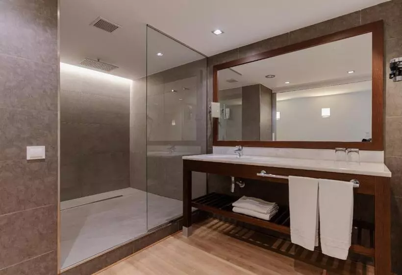 اتاق استاندارد سه تخته با بالکن, Magnolia Hotel Adults Only