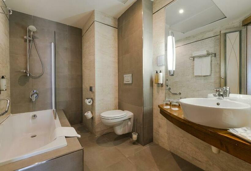 سوییت جونیور با بالکن, Maritim Antonine Hotel & Spa