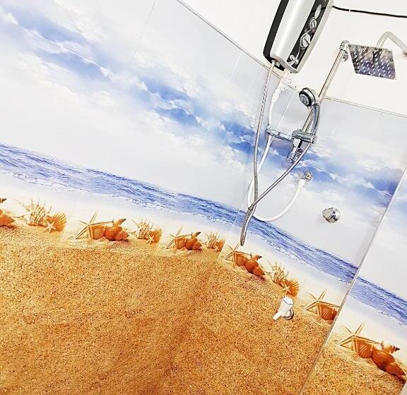 غرفة قياسية مزوَّدة بشُرفة, Gloriya Mathews