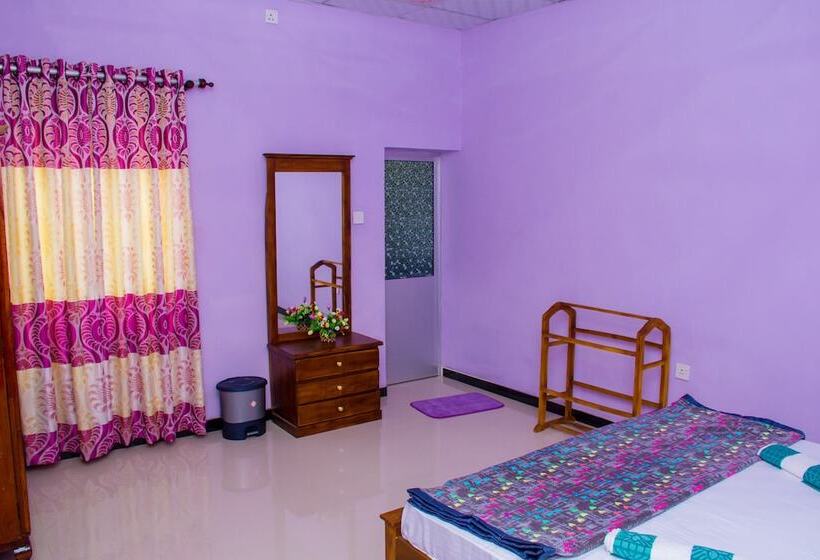 غرفة ديلوكس, Gloriya Mathews