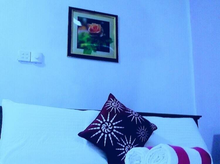 غرفة ديلوكس, Gloriya Mathews