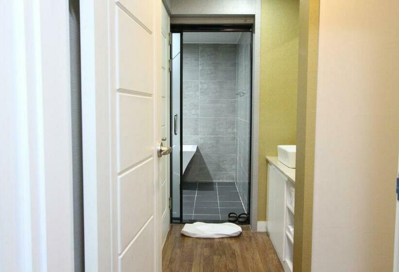 اتاق لوکس با تخت بزرگ, Louis J