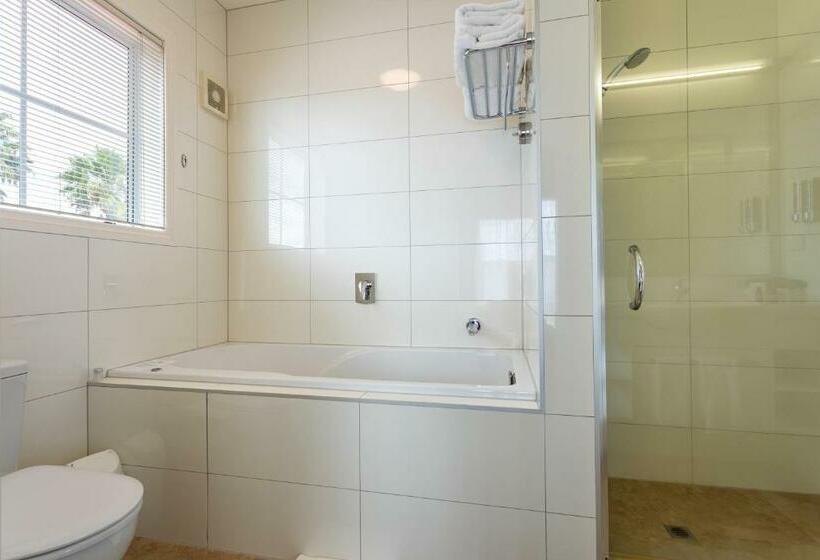 חדר פרמיום, Tuakau