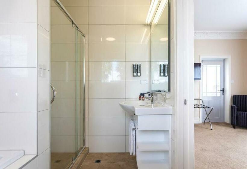 חדר פרמיום, Tuakau