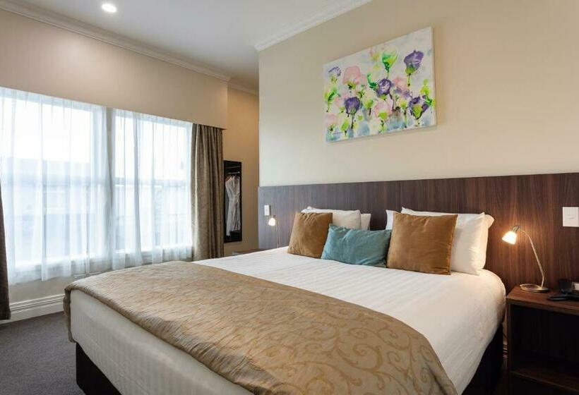 חדר פרמיום, Tuakau