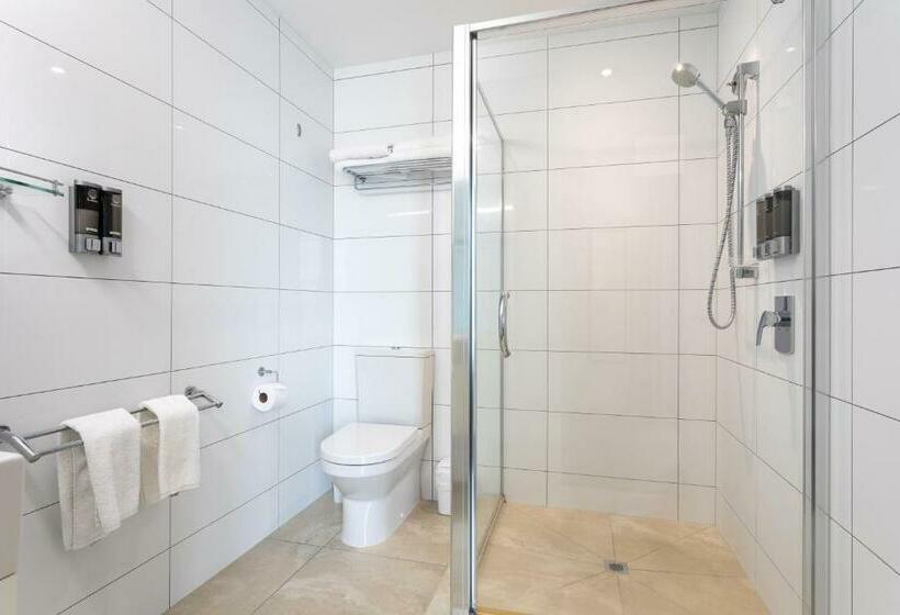 חדר פרמיום, Tuakau