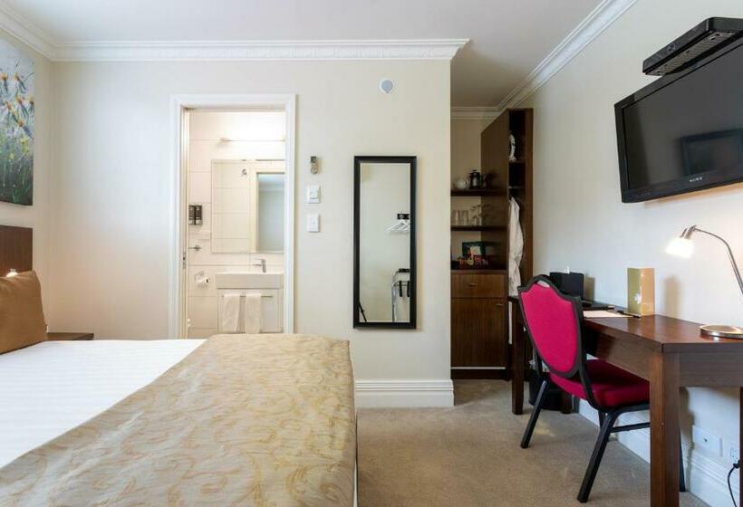 חדר אקזקיוטיב, Tuakau