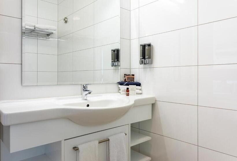 חדר סטנדרט מקשר, Tuakau