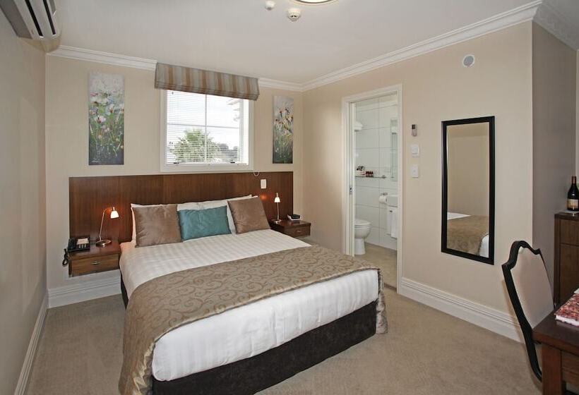 חדר אקזקיוטיב, Tuakau