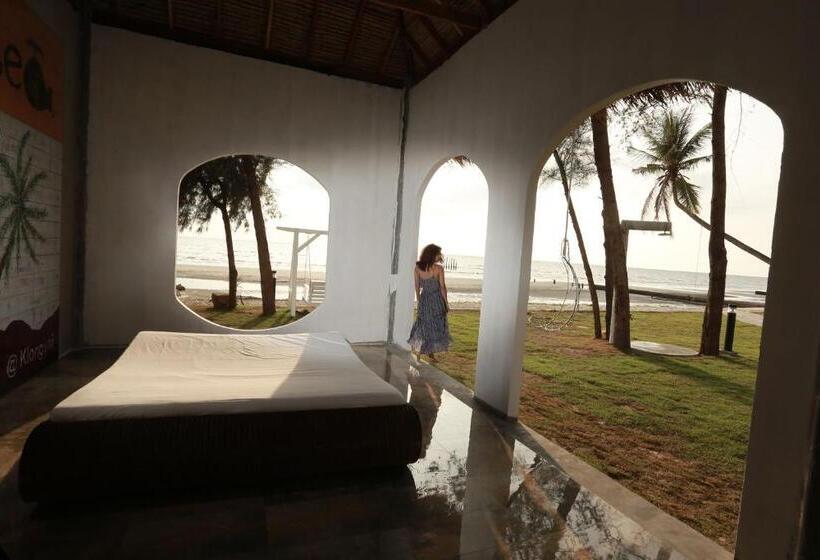 غرفة قياسية مطلّة علي البحر مزوَّدة بشُرفة, Meet The Sea Resort