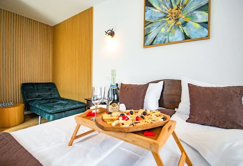 غرفة قياسية مطلّة علي حمام السباحة, Casa Dives  Transylvania