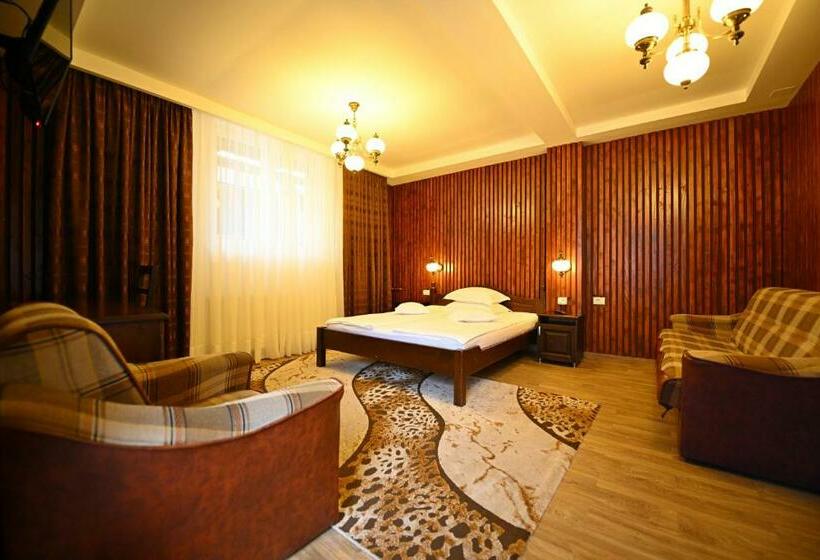 غرفة قياسية ثلاثية, Pensiunea Sarmis