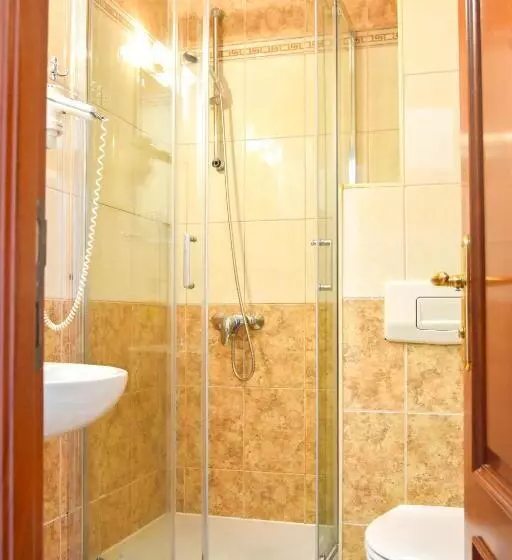 Standard Kolmen Hengen Huone, Adria
