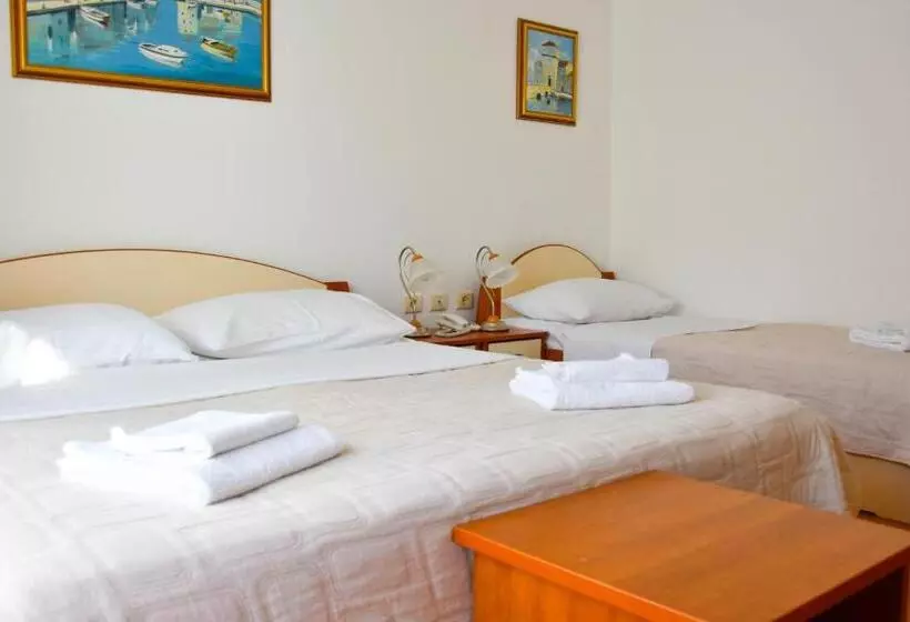Standard Kolmen Hengen Huone, Adria