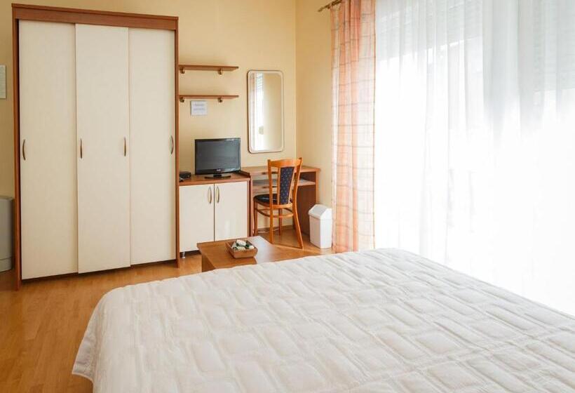 标准三人间, Adria