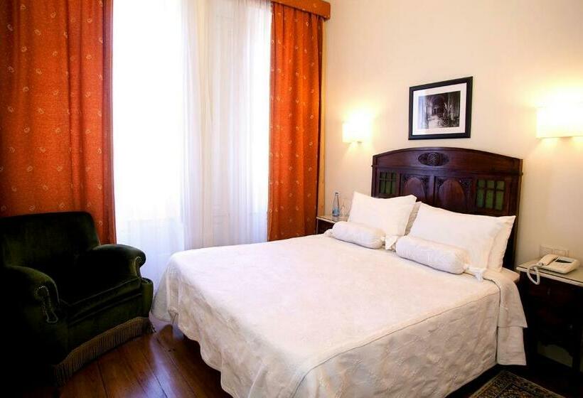 اتاق ساده با بالکن, Aliados