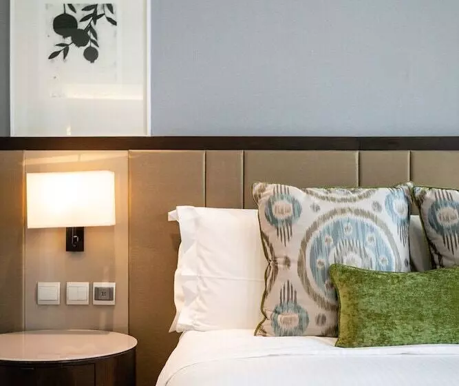 استودیوی لوکس, Ascott Makati