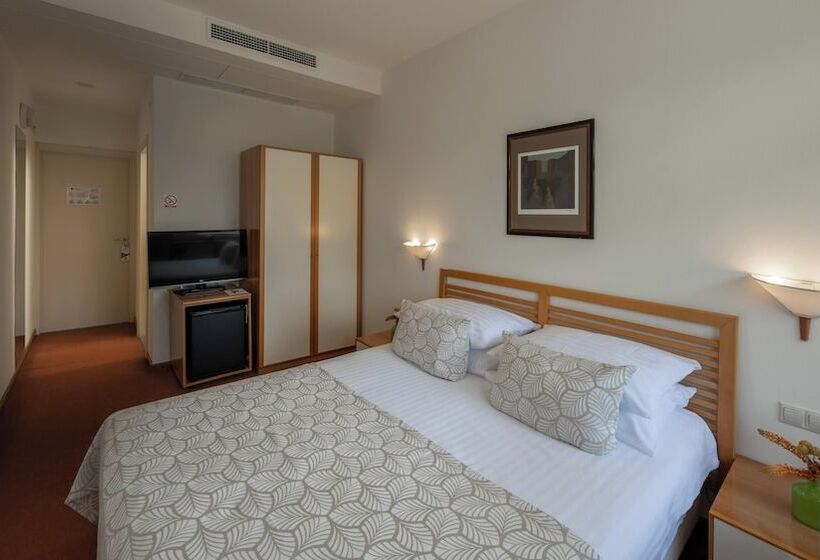 غرفة قياسية مطلّة علي البحيرة, Plitvice