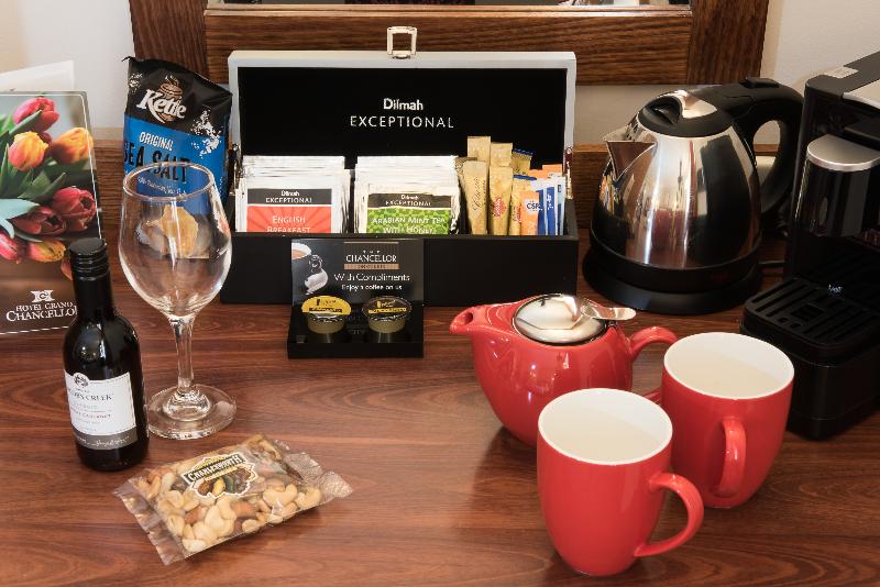 غرفة تنفيذية, The Chancellor On Currie