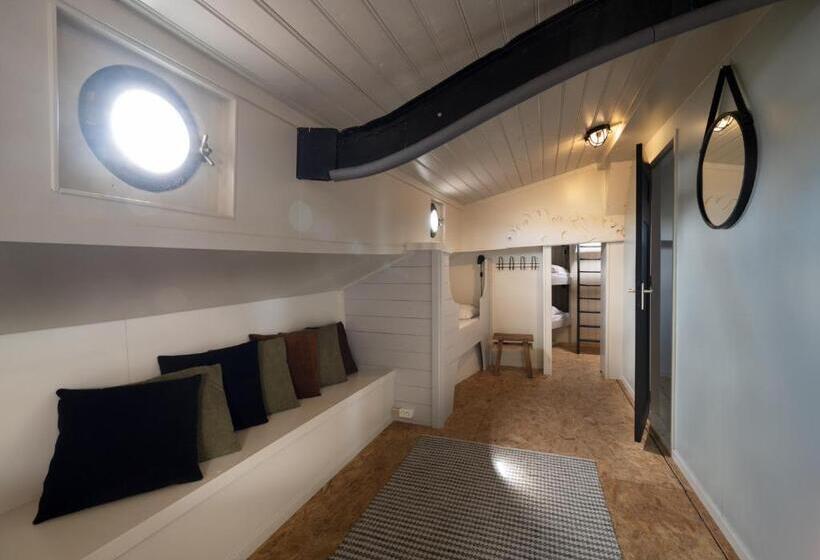 Семейный Номер, Rufus Aan Het Water