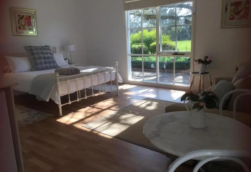 スタンダードスタジオ, Birchwood Cottage
