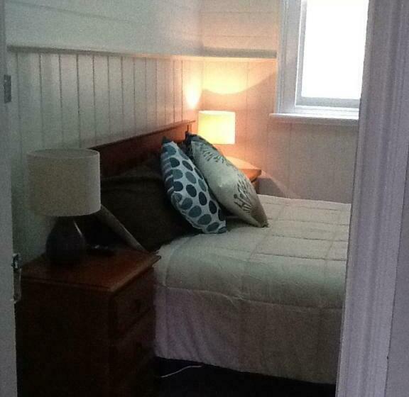 이코노미 룸, Royal Hotel Snake Valley