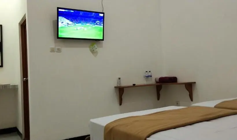 Quarto Economy, Arrys Watukarung Surfcamp