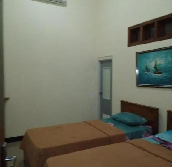 Quarto Economy, Arrys Watukarung Surfcamp
