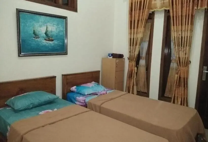 Quarto Economy, Arrys Watukarung Surfcamp
