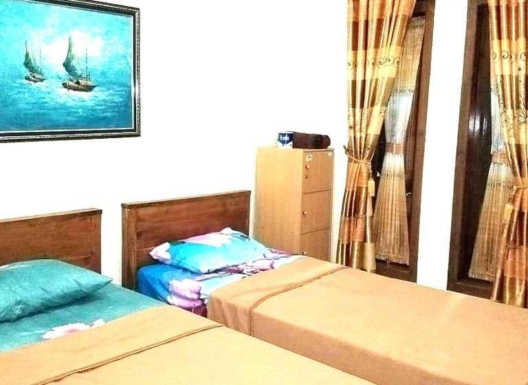 Economy Szoba, Arrys Watukarung Surfcamp