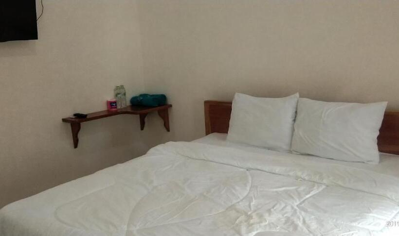 Economy Szoba, Arrys Watukarung Surfcamp