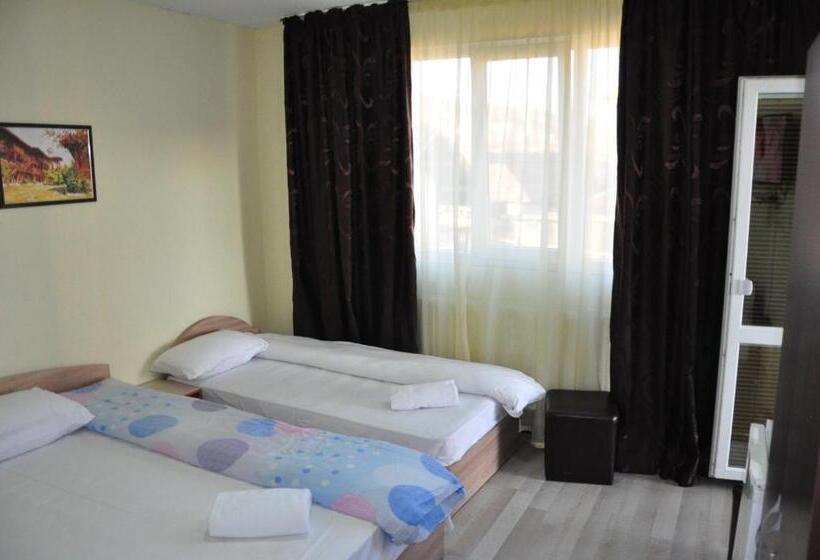 חדר משפחתי, Guest Rooms Simona