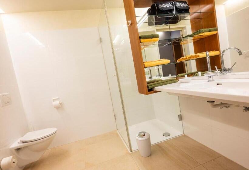 Standard-huone, Die Schmiede