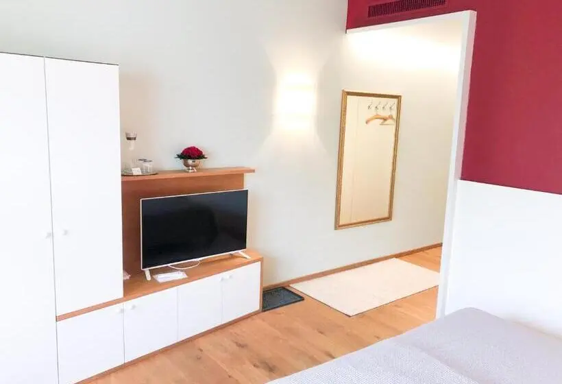 Standard Room, Die Schmiede